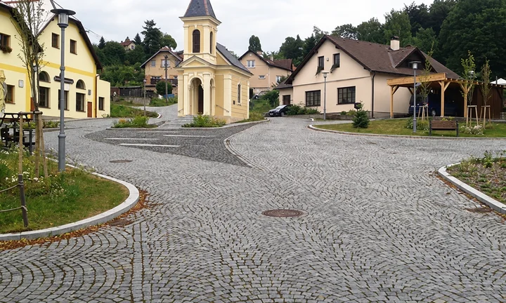 Dokončená kamenná dlažba v návsi kolem kapličky v Mašově